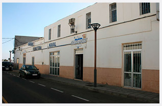 Sucesores de Hermenegildo Duarte S.L. coche en fachada de empresa